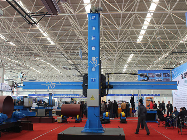 電動回轉電動行走操作機